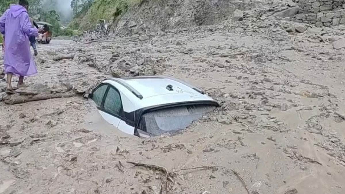 https://www.jagranimages.com/images/newimg/29082025/29_08_2025-landslide-badrinath-highway_24029354.jpg