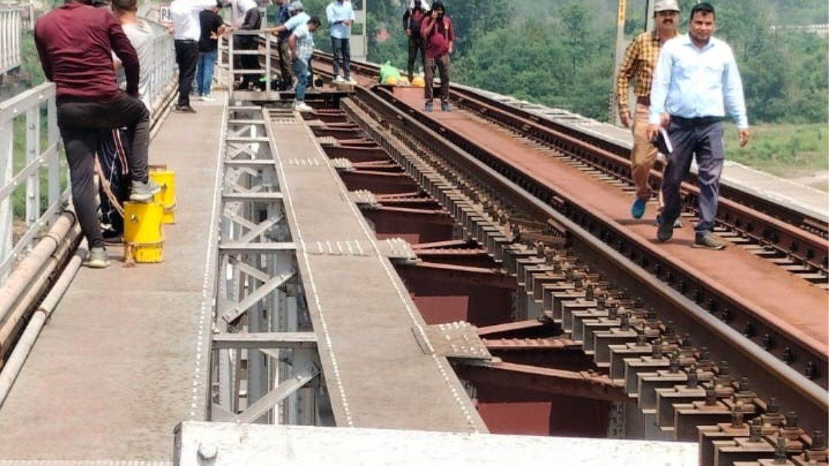 https://www.jagranimages.com/images/newimg/29082025/29_08_2025-madhopur_railway_line__24028695.jpg