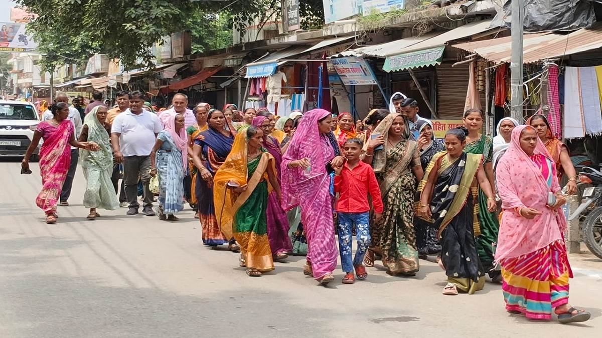 https://www.jagranimages.com/images/newimg/29082025/29_08_2025-mob_in_prt_24028863_141257274.jpg