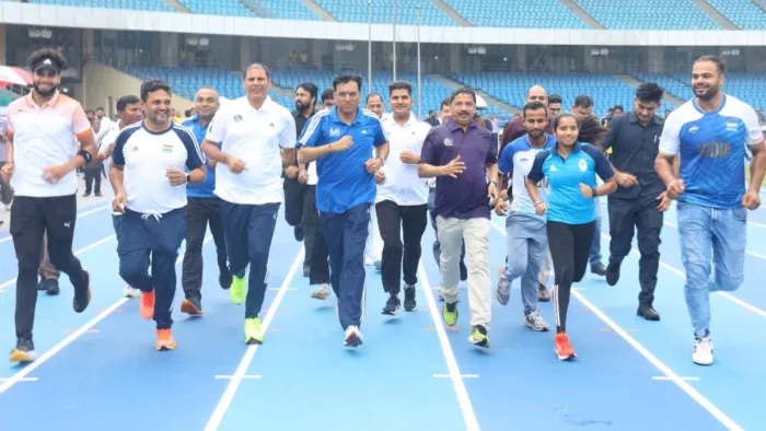 खेल मंत्री मनसुख मांडविया ने जवाहरलाल नेहरू स्टेडियम में देश के पहले Mondotrack का उद्घाटन किया। जागरण