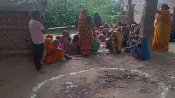 ग्रामीणों में आक्रोश है और वे हत्यारों की गिरफ्तारी की मांग कर रहे हैं।