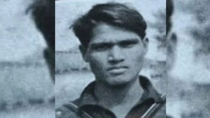 सोते समय धारदार हथियार से हमला कर युवक को मार डाला।