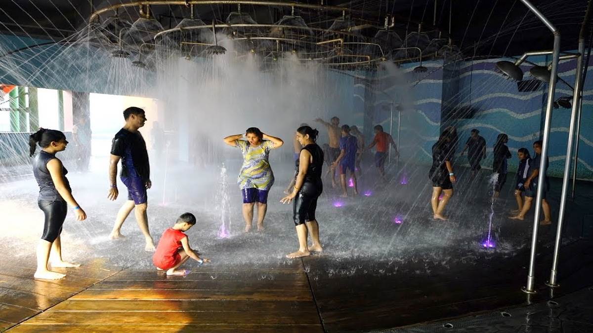 https://www.jagranimages.com/images/newimg/29082025/29_08_2025-rain_water_dance_24028636.jpg