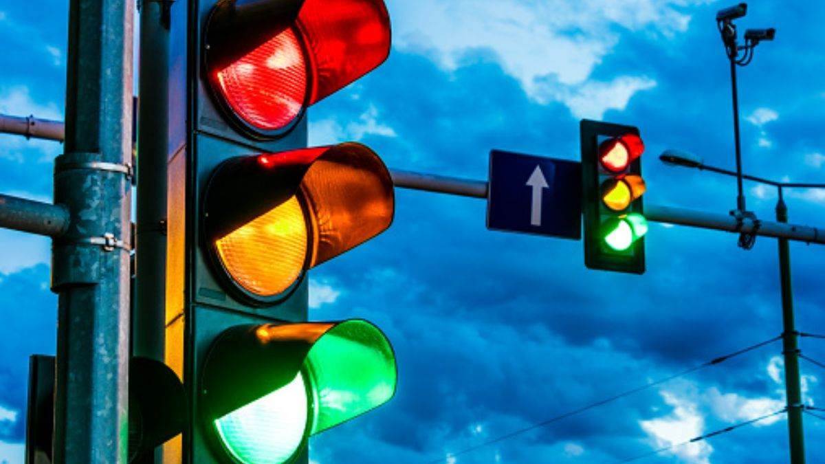 https://www.jagranimages.com/images/newimg/29082025/29_08_2025-traffic_light_24028870.jpg