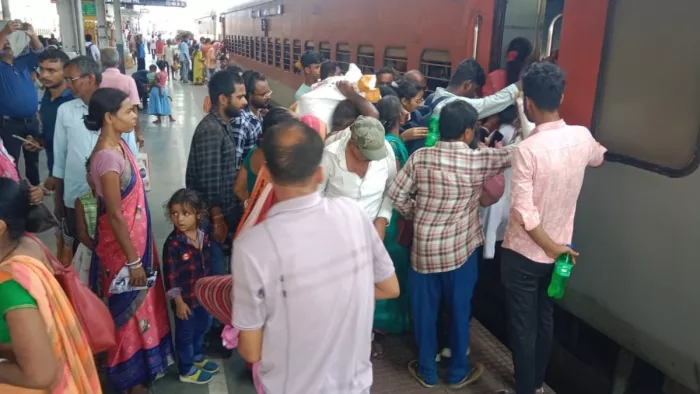 तीन सितंबर तक रुकी 48 ट्रेनें की रफ्तार , सात ने बदला रास्ता (जागरण फोटो)