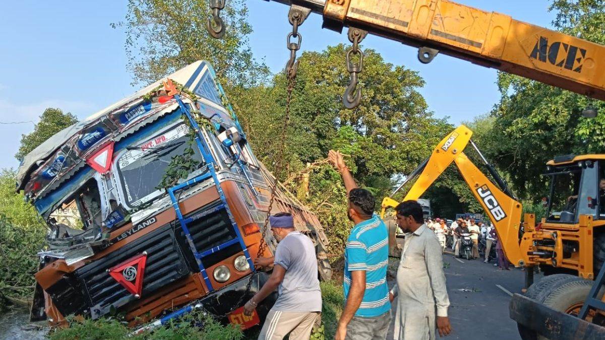 https://www.jagranimages.com/images/newimg/29082025/29_08_2025-truck_3_24029165.jpg