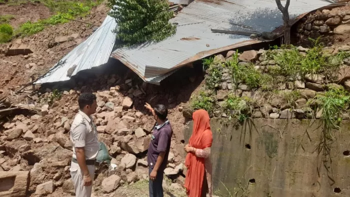 कालडी इलाके में क्षतिग्रस्त हुए मकान बचाव के लिए पहुंचे पुलिसकर्मी को दिखाते लोग