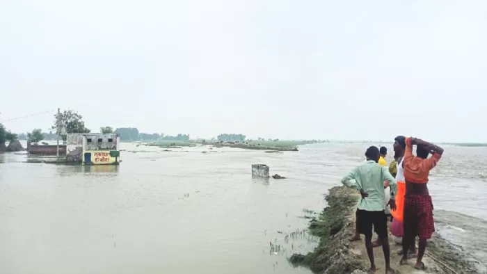 गांव बल्लू बेहटा में हो रहा कटान देखते ग्रामीण। जागरण