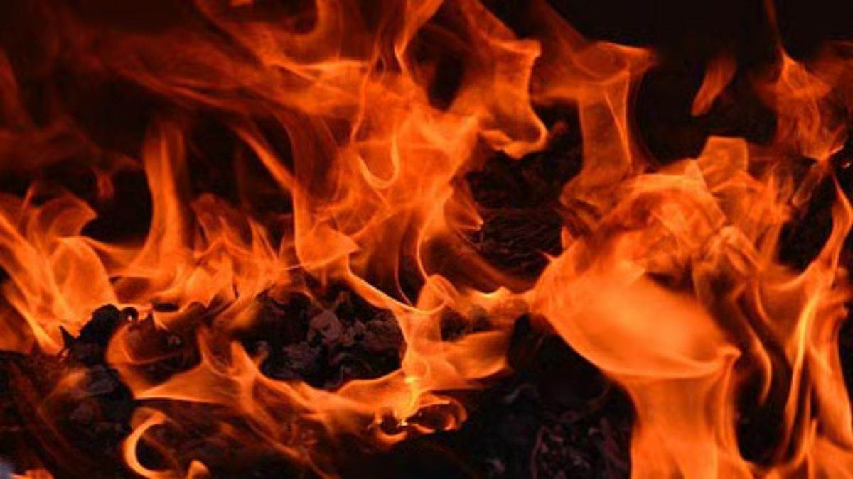 https://www.jagranimages.com/images/newimg/29082025/29_08_2025-women-fire_24029056.jpg