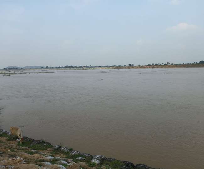 बारिश के बाद कंझिया के पास किनारा छूकर बह रही चांदन नदी।