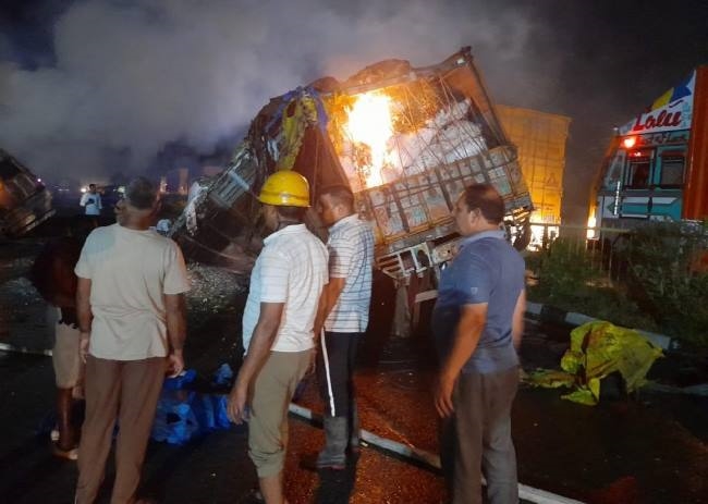 truck accident in agra gwalior highway