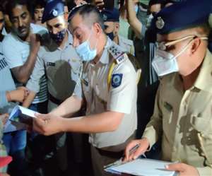 रामपुर में मतांतरण के आरोप में गिरफ्तार लोगों से बरामद धमर् प्रचार सामग्री।