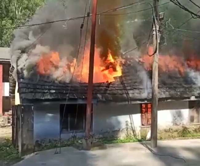 मंडी के खलियार में स्थित वन विभाग के डिपो में सुबह भयंकर आग भड़क गई।