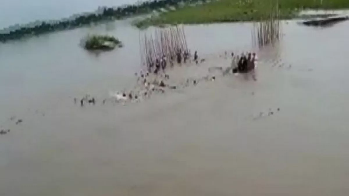 असम के धुबरी जिले में देशी नाव पलटी, 50 लोग थे सवार, अब तक 7 हुए लापता; बचाव अभियान जारी
