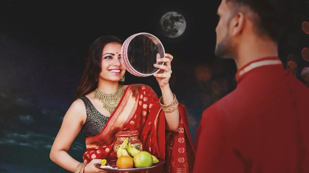 Karwa Chauth 2022: करवा चौथ के दिन राशि के अनुसार पहनें इस रंग के परिधान, होगी शुभ फलों की प्राप्ति