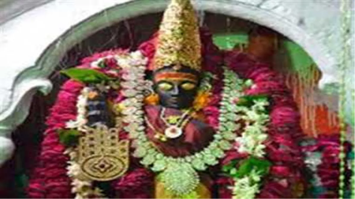 मां विशालाक्षी मंदिर श्रीकाशी विश्वनाथ धाम के समीप दशाश्वमेध के मीरघाट गली में स्थित है।