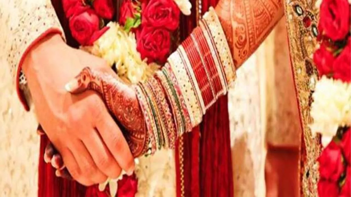 Maharajganj News: पति से परेशान सकीना ने एक साल पहले छोड़ा घर, हिंदू धर्म में शादी कर बन गई प्रिया