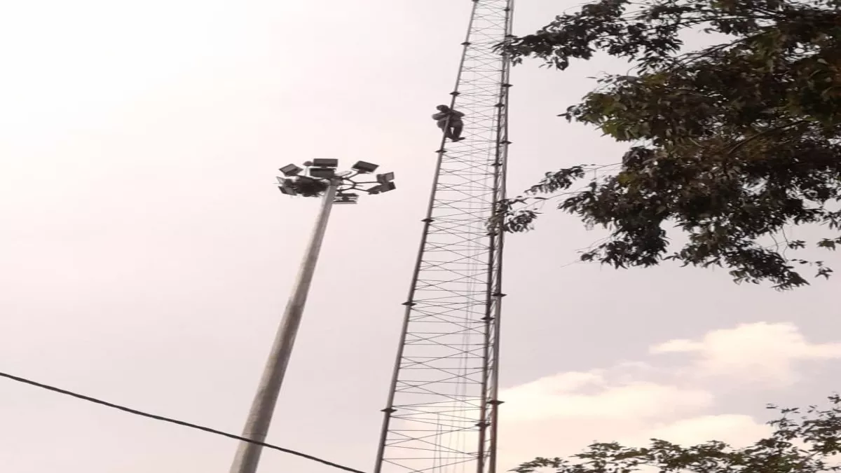 बसंती नहीं 'विकास' के लिए वीरू बना शाहजहांपुर का युवक, मोबाइल टॉवर पर चढ़कर किया हाईवोल्टेज ड्रामा