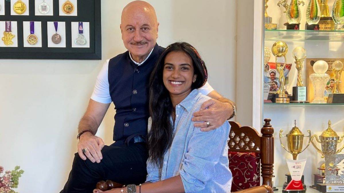 https://www.jagranimages.com/images/newimg/29092022/29_09_2022-pv_sindhu_and_anupam_kher_23106966.jpg