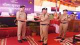 मुख्य अतिथि द्वारा पुरस्कार एवं प्रशस्ति पत्र से सम्मानित किया