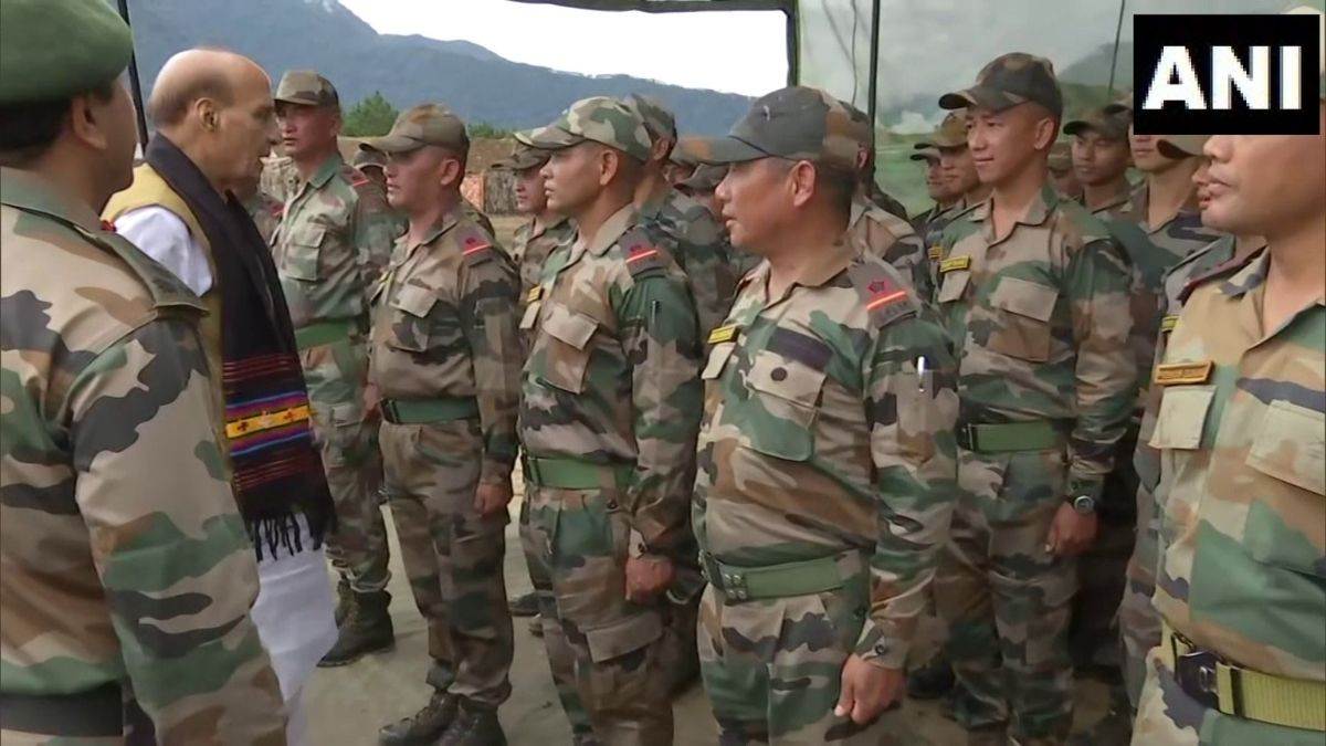 Breaking News in Hindi Today: रक्षा मंत्री राजनाथ सिंह ने दिबांग घाटी का किया दौरा, जवानों से की मुलाकात