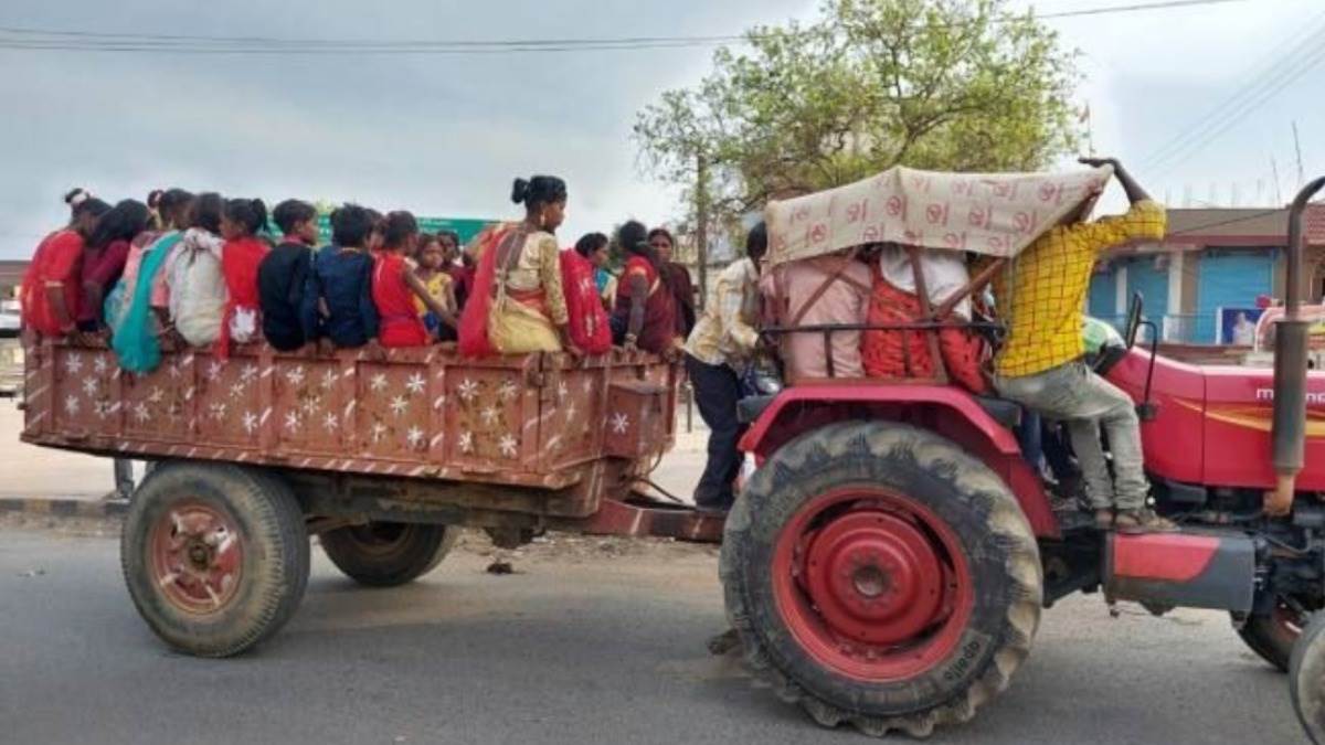 Lucknow News: कृषि कार्य में लगे 800 से अधिक ट्रैक्टर ढो रहे सवारी, दो दिन  में 24 का चालान - More than 800 tractors engaged in agricultural work are  carrying passengers 24 challaned in Lucknow