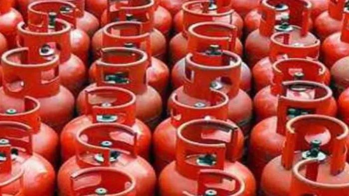 महीने में सिर्फ 2 सिलेंडर ले सकेंगे उपभोक्ता। फाइल फोटो