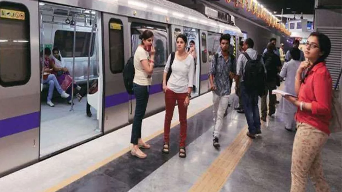 दिल्ली मेट्रो की ट्रेनों में लाखों यात्री रोजाना सफर करते हैं। फाइल फोटो