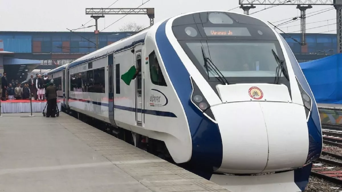 पहली वंदे भारत एक्सप्रेस ट्रेन को 15 फरवरी, 2019 को नई दिल्ली--वाराणसी मार्ग पर हरी झंडी दिखाई गई थी।