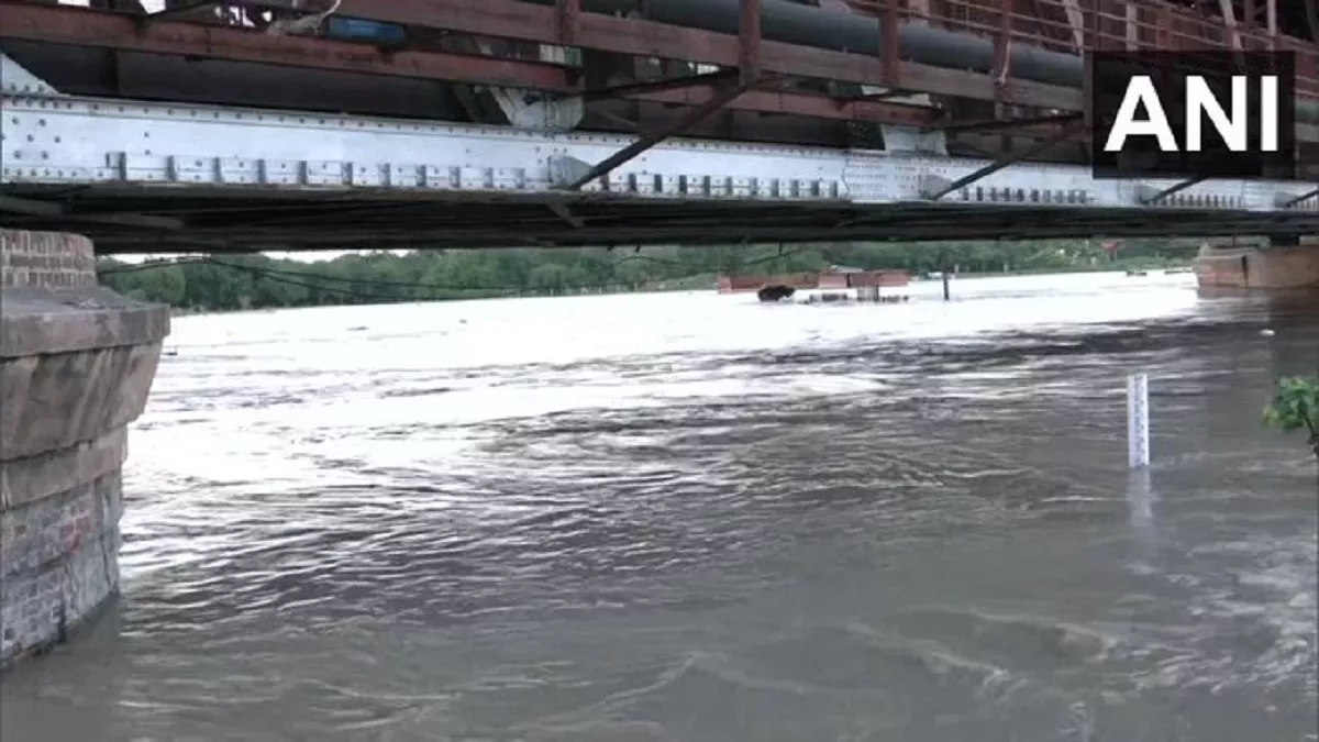 Delhi News: यमुना का जलस्तर घटा, लोहा पुल से ट्रेनों की आवाजाही हुई शुरू; यात्रियों को मिलेगी राहत