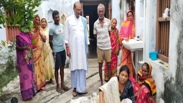 तस्वीर में मृतक के रोते - बिलखते परिजन