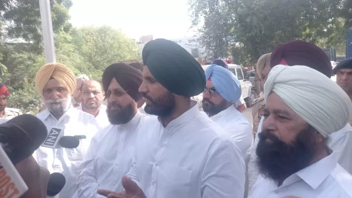 सुखपाल खेहरा से मुलाकात करने जलालाबाद थाने पहुंचे कांग्रेस के वरिष्ठ नेता
