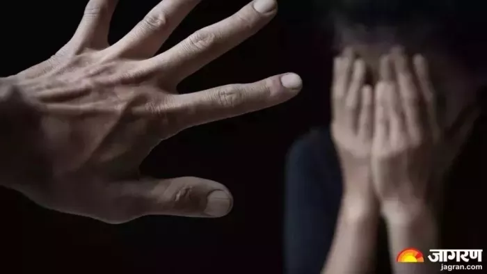 दहेज में बुलेट न मिलने पर पत्नी से की बदसलूकी (कॉन्सेप्ट इमेज)।