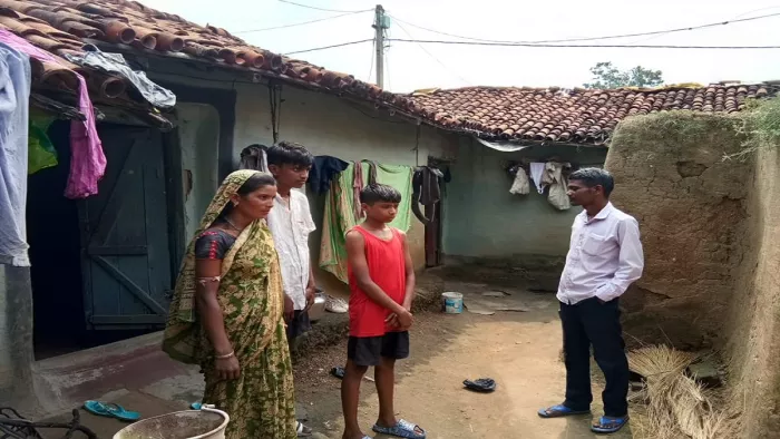 बाल कल्याण समिति के अध्यक्ष रोहित महतो से शिकायत करती पुष्पा महतो।