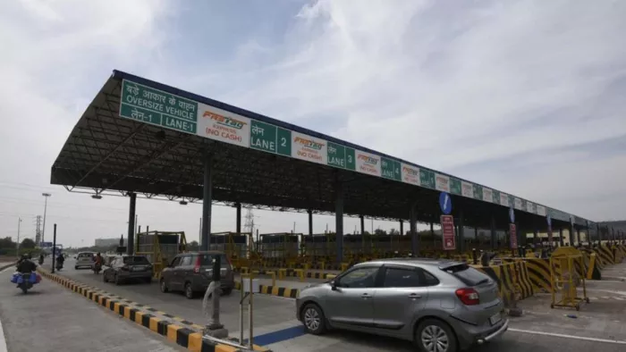 एक महीने की फीस से 101 साल का बना लिया टोल पास