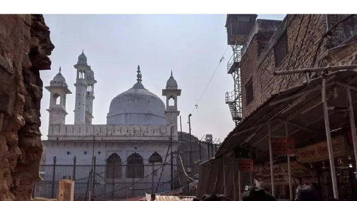 जिला जज ने एक दिन का अवसर देते हुए सुनवाई के लिए 30 सितंबर की तारीख नियत कर दी है।