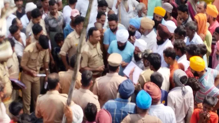 Lakhimpur News: बाघ के हमले में युवक की मौत के बाद पुलिस और वनाधिकारियों से नोक-झोक करते ग्रामीण