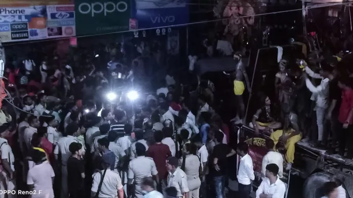 प्रतिमा विसर्जन के दौरान हंगामा के दौरान लगा जाम।