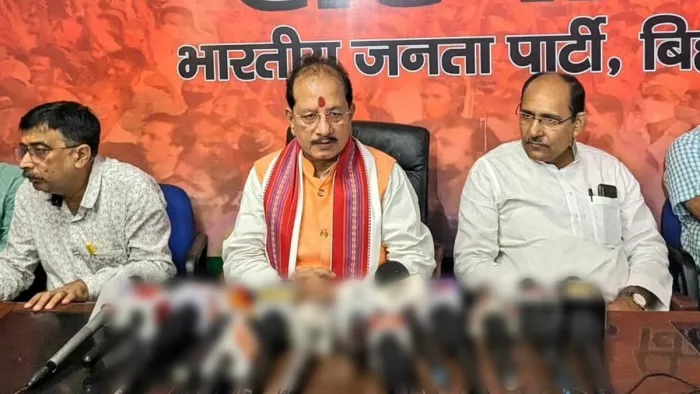 प्रेस कॉन्फ्रेंस में मीडिया से बात करते हुए विजय सिन्हा व अन्य।
