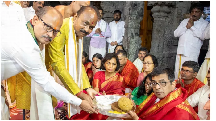 सीजेआई ने अपने परिवार के साथ तिरुमाला स्थित श्री वेंकटेश्वर मंदिर में पूजा अर्चना की। (Photo- X/@TTDevasthanams)