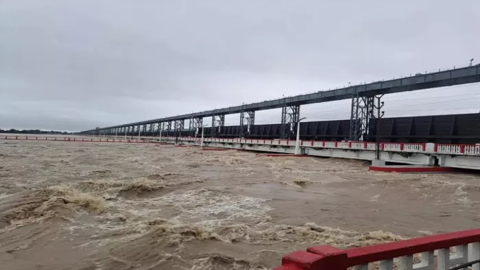 बिहार बाढ़ केंद्र सरकार ने संभाली कमान, एनडीआरएफ की 11 टीमें तैनात।