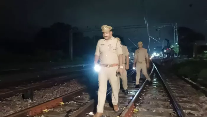 रेलवे ट्रैक पर गश्त करती पुलिस। जागरण