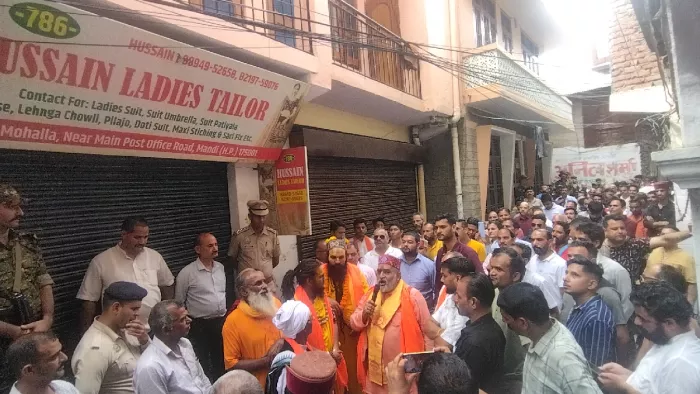 मंडी में नगर भ्रमण के दौरान प्रदर्शन करते हिंदू संगठनों के लोग। (जागरण फोटो)