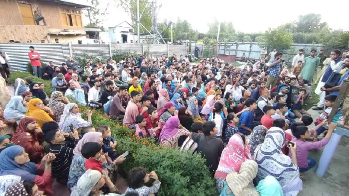 कुपवाड़ा में शनिवार को एक जनसभा में उमड़ी लोगों की भीड़l (जागरण फोटो)
