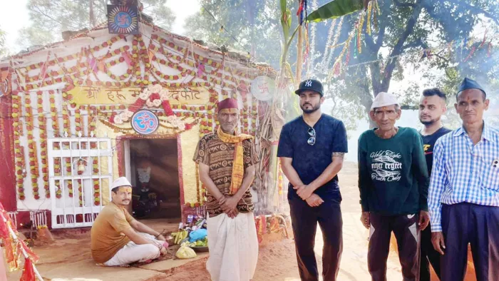 बागेश्वर के हरू मंदिर दफौट पहुंचे क्रिकेटर मनीष पांडे। मध्य। सौ. ग्रामीण।