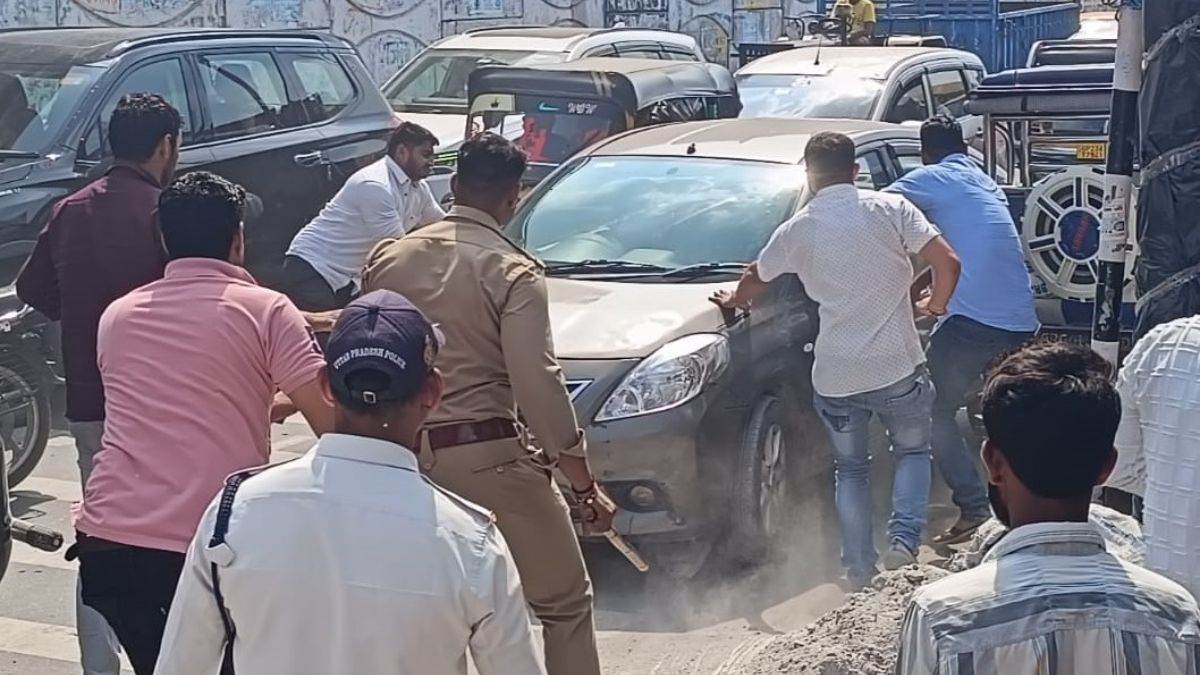 police roadblock fails criminals escape in filmy style in gajraula amroha