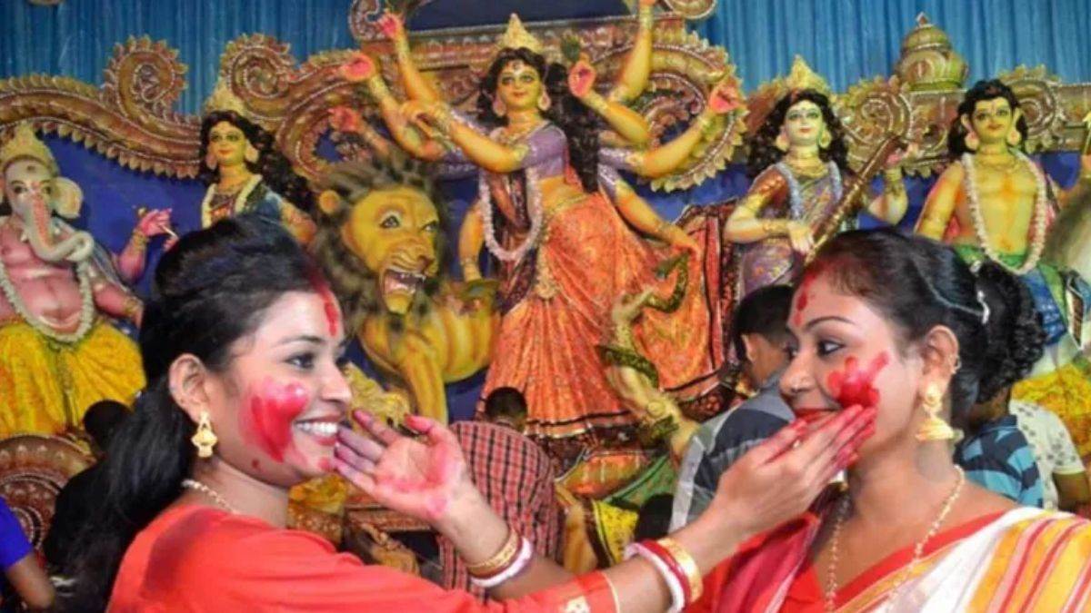 https://www.jagranimages.com/images/newimg/29092025/29_09_2025-bangladesh_durga_puja_24063878.jpg