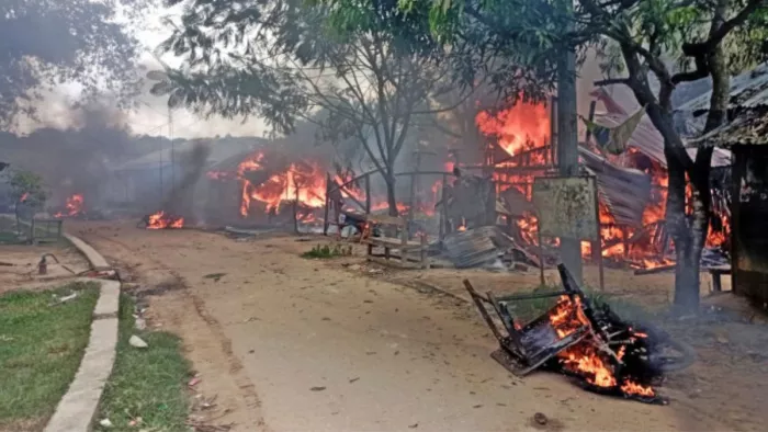 बांग्लादेश में विरोध प्रदर्शन हुआ हिंसक, तीन की मौत।