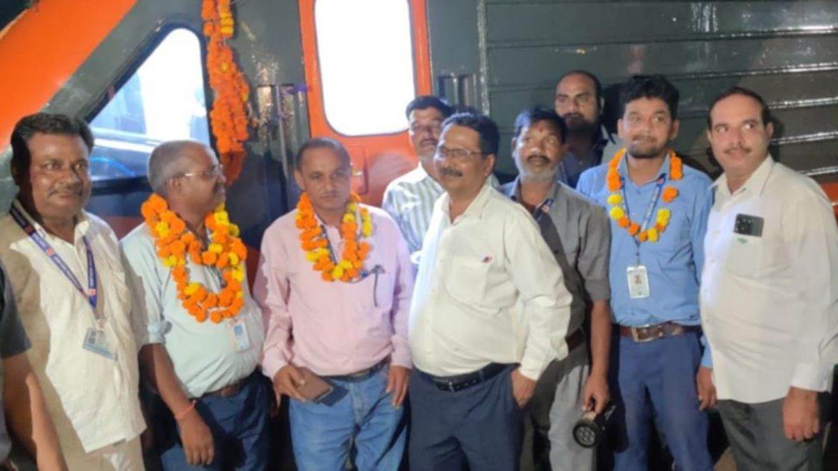 amrit bharat express reaches barabanki train delayed but welcomed