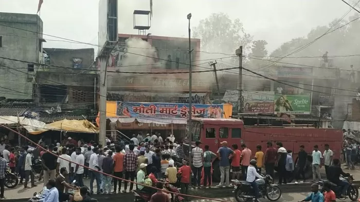 बोकारो के फुसरो में ज्वेलरी दुकान में लगी आग। फोटो जागरण